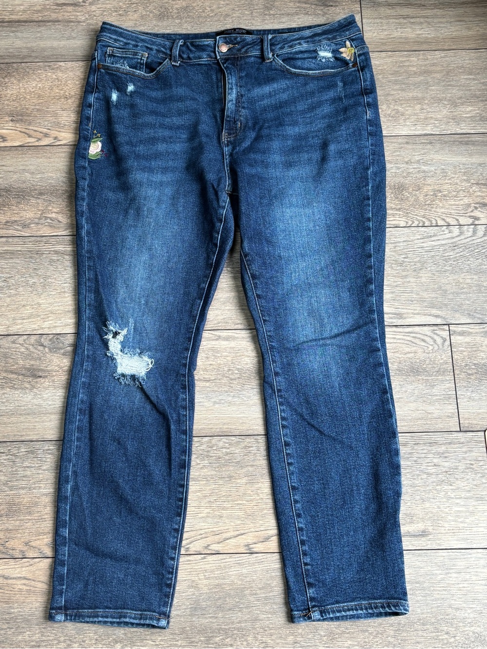 Judy Blue Distressed Boyfriend Fit Jeans Embroidered Flowers Plus Size 18W